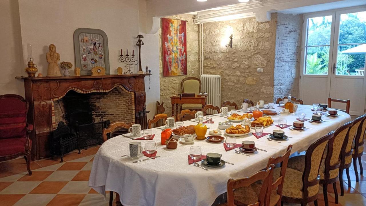 Bed and Breakfast Domaine Du Noble Saint-Jean-de-Thurac Exterior foto